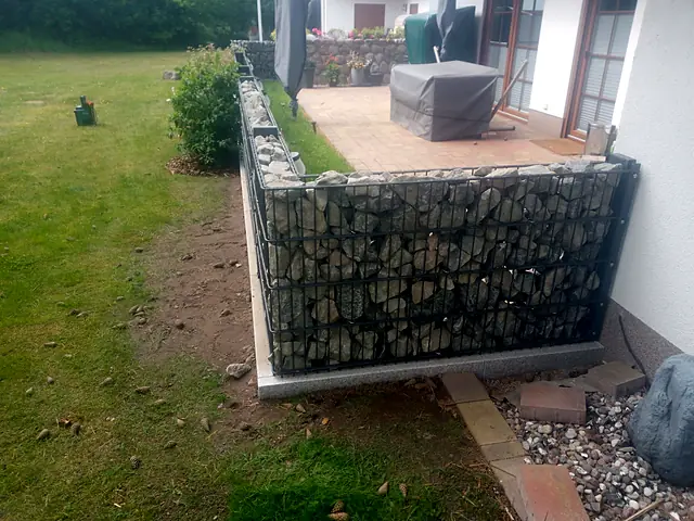 Fertig am Haus – Gabionenzaun auf Streifenfundament