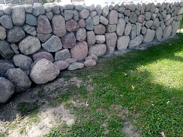 Die fertige Mauer – Feldsteinmauer, bepflanzbar