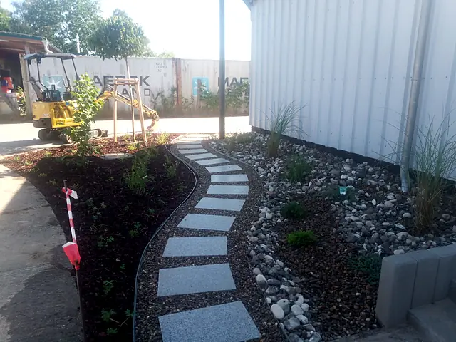Trittplatten aus Granit zwischen den Beeten – Sickergrube mit Beet und Trittplatten