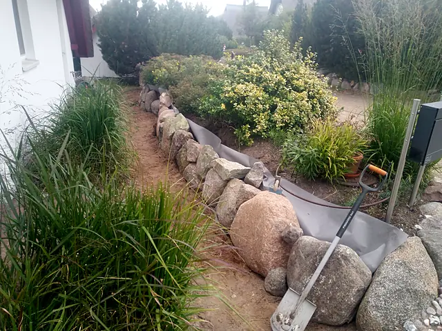 Feldsteine entlang des Weges – Feldsteinmauer als Wegabgrenzung