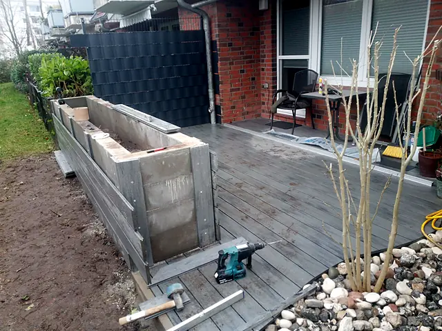 WPC-Dielen und Pflanzkasten – Terrasse mit Pflanzbeet